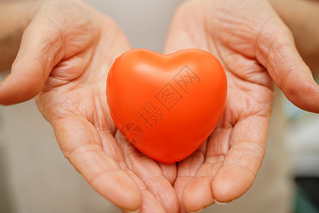 祖母手捧红心 医疗保健 爱 器官捐赠 正念 幸福 家庭保险和 CSR 概念 世界心脏日 世界卫生日 国家器官捐赠日募捐帮助医生家图片