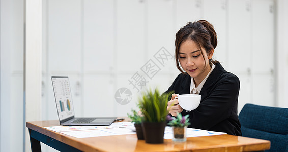 在办公室使用计算器计算业务数据 会计文件和笔记本电脑的女商务人士或会计师 业务概念会议人士桌子员工预算女士投资文档企业家商业图片