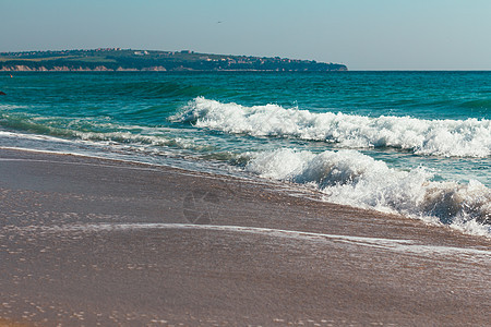 海浪忽视沙滩 夏日背景 海浪深处的沙滩冲浪季节天空海岸地平线蓝色旅行风景太阳天堂图片