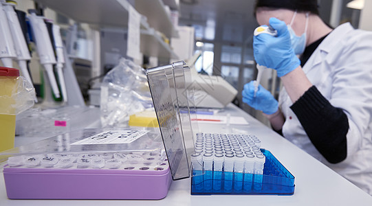 遗传生物技术实验室 分析用于测试的细胞培养物的分析 2000年技术液体细胞玻璃医生化学品管子试管医院实验图片