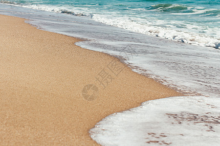 海浪忽视沙滩 夏日背景 海浪深处的沙滩季节海岸天空阳光旅行蓝色支撑海滩海景假期图片