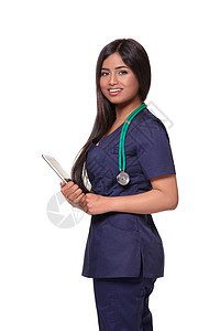 近距离拍摄年轻印度女医生的肖像 她颈部围着听诊器 在白色背景上被孤立成人擦洗女士平板蓝色药片工人专家记事本微笑图片