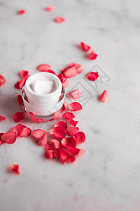 豪华面霜和玫瑰花瓣     配有花型美容观的化妆品血清花瓣治疗卫生奢华面具身体温泉瓶子洗剂图片