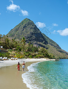 年轻夫妇男女度假圣卢西亚 豪华假期圣卢西亚加勒比 糖海滩蜜月旅游微笑比基尼奢华女士女孩游泳衣天堂日落图片