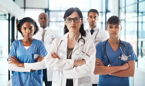 现在是时候让你好起来了 一群医生在医院里站在一起的肖像一样大张旗鼓图片