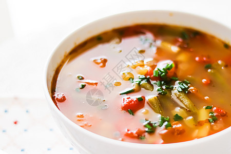 碗中的热蔬菜汤 舒适食品和自煮饭用餐午餐英语厨房盘子胡椒烹饪肉汤勺子食品图片