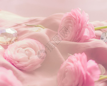 柔软丝绸上的粉红玫瑰花  婚礼 节假日和花花背景风格的概念美丽花朵植物群邀请函玫瑰捧花香水庆典植物学花店图片