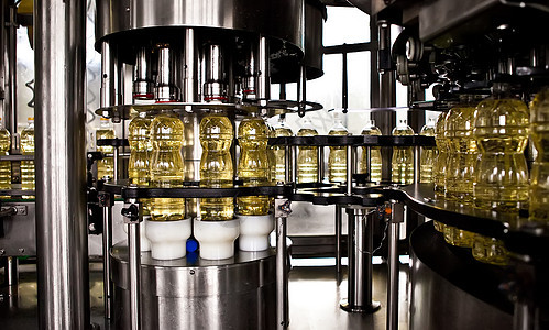 生产食用油的工厂 浅色DOFF 乌克兰烹饪工人腰带工作油厂行动输送带液体植物瓶子图片