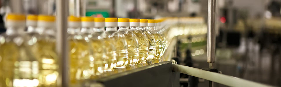 生产食用油的工厂 浅色DOFF 乌克兰机器包装瓶子液体工人油厂自动化建筑输送带运动图片