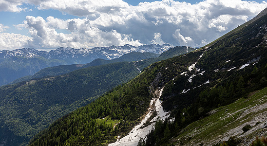 在山中 有美丽的登山路线活动生活旅行空气假期天空运动绿色全景踪迹图片