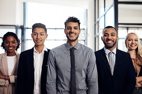 我们作为一个团队工作 我们作为一个团队赢得胜利 一群自信而多元化的年轻商务人士在现代办公室一起工作背景图片