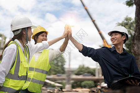 工程师们联手建设成功的项目 团队合作的概念 掌声力量交易男人工人员工一体性建筑联盟工程承包商图片