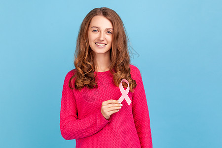 持有粉色丝带 提高对乳腺癌的认识 女性健康诊断和预防癌症的妇女 (单位 千美元)图片