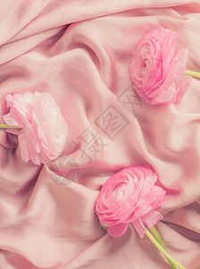 柔软丝绸上的粉红玫瑰花  婚礼 节假日和花花背景风格的概念香水捧花玫瑰假期礼物新娘花束植物群花坛明信片图片