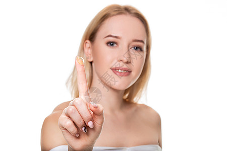 专注于年轻女子手指上的隐形眼镜 年轻女子在她脸前的手指上拿着隐形眼镜 在白色背景上拿着隐形眼镜的女人女孩护理女士验光师皮肤治疗角图片
