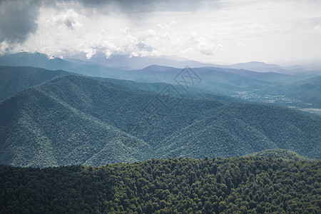 格鲁吉亚的山地景观 云层和蓝天空 山脉范围日落蓝天场地农村晴天环境仙境假期旅游天空图片