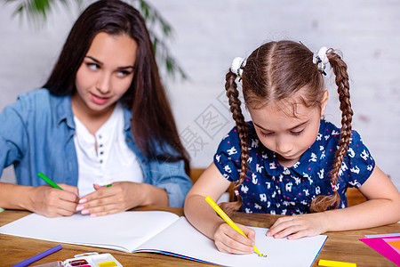 幸福的家母和女儿一起用标记画绘画保姆中心幼儿园学习学校老师铅笔女士妈妈图片