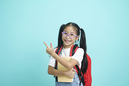 戴着眼镜微笑的小女孩 向上指着手指社会喜悦学校女孩学生班级理念活动童年家庭作业图片