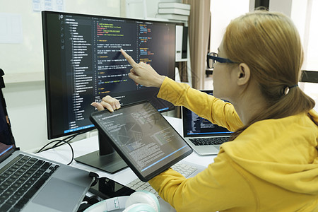 近距离程序员正在编码和编程软件编码员开发屏幕软件工程师技术安全桌面代码测试员界面图片