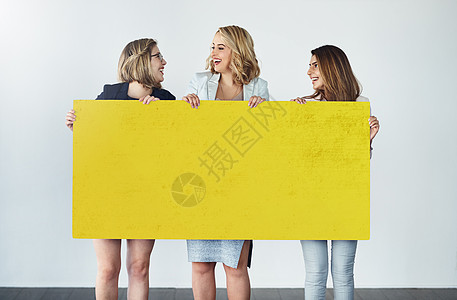 黄色 快乐的颜色 工作室拍摄了一群女商务人士拿着一张空白黄牌的照片 (笑声)图片