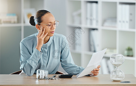 对于一个没有钱的女商务人士来说 债务 破产和金融危机让她感到困惑和压力 一位苦苦挣扎的女性担心贫穷或破产 并对她在工作中遇到的问图片