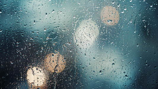 特写水滴落在玻璃上的视图 雨滴落在窗户上 雨季 秋天 雨滴滴落 灰色的天空液体沮丧水分天气悲伤压抑飞沫运动下雨季节背景图片