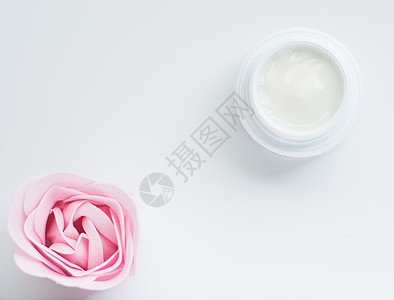 精油奶油罐和玫瑰花瓣     带有花型概念的化妆品血清乳液治疗美丽皮肤皮肤科护理矿物瓶子身体图片