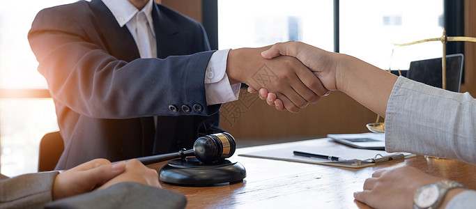 商务人士握手与他的合伙人律师或律师讨论合同协议达成协议服务顾客合伙会议金融事务所男人法庭办公室商业图片