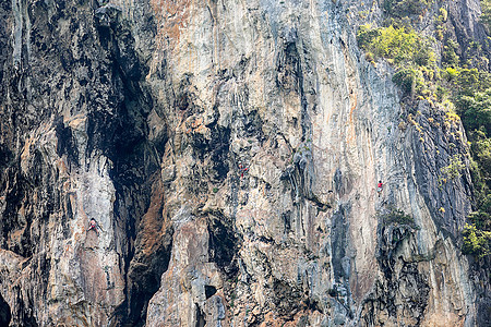 三位攀岩者登上拉莱悬崖 这是亚洲最受欢迎的攀岩地点之一图片