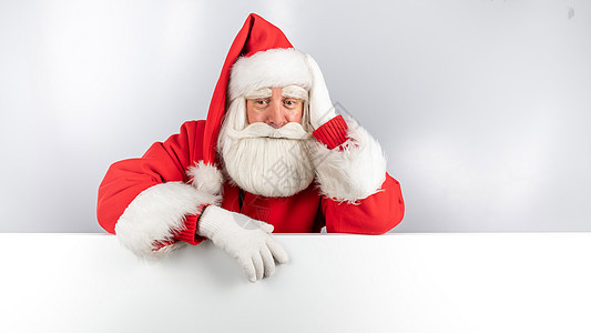 圣诞老人在白背景广告后面偷看 圣诞快乐 圣诞快乐手套庆典帽子传统广告牌祖父喜悦胡须木板快乐图片