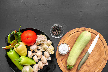 新鲜蔬菜用于健康营养的顶端景色 黑色背景和复制空间厨具桌子食物菜单饮食烹饪美食菜花生产胡椒图片