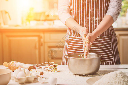 妇女用手在铁碗里打钱食物糕点美食饮食工具用具面包木板面粉面团图片