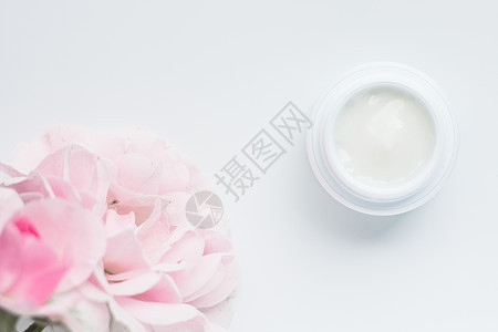 精油奶油罐和玫瑰花瓣     带有花型概念的化妆品花瓣瓶子身体治疗皮肤面具保湿皱纹奶油玫瑰图片