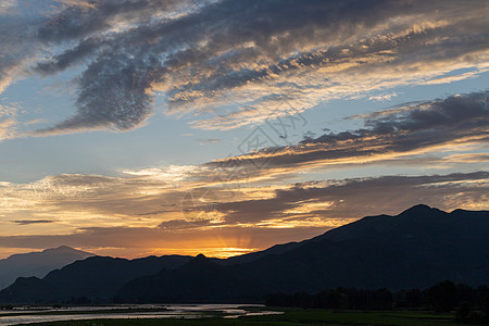 夜晚美丽的月光 日落时云和天空的景色图片