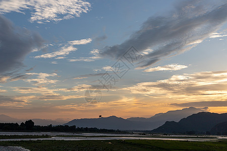 巴基斯坦斯瓦特山谷海面上美丽的日落图片