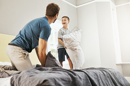 充分利用室内的一天 一个小男孩和他的父亲在家里度过了一段美好的时光图片