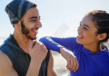 你准备好迎接今天了吗？白天在户外进行健身运动之前 两个年轻开朗的朋友在一起闲逛图片