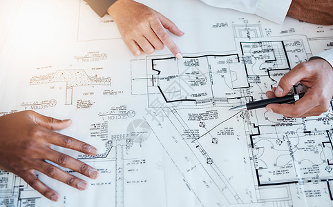 建筑师 工程师和建筑工人的手在工作中开会 在房子里工作和与文件交谈时用蓝图规划项目 桌上有纸的创意设计师图片