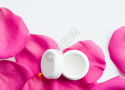 精油奶油罐和玫瑰花瓣     带有花型概念的化妆品面具矿物润肤奢华血清产品卫生美丽皮肤科花瓣图片