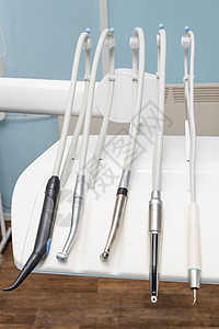 在牙科诊所 有一个移动台 上面有钻头和其他牙科器械 这些都是牙科治疗台的一部分图片