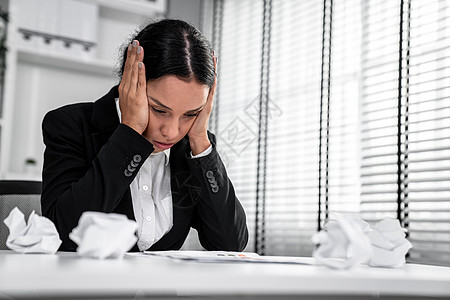 一名胜任的女雇员 由于过度工作而完全精疲力尽综合症女士学生头痛女性苦恼员工企业家电脑职场图片