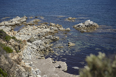 海岸的岩石与海洋结为一对天堂天空海滩旅游支撑假期旅行风景太阳海景图片