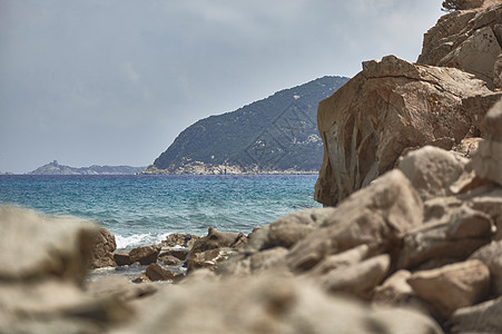 俯视大海的山峰热带海滩假期旅行植被海洋旅游阳光海景晴天图片