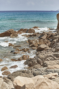 海上一个简单的悬崖支撑太阳海景海滩旅游海岸晴天海岸线旅行岩石图片