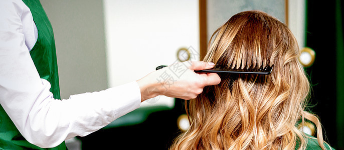 头发梳理机梳理着女人的卷状发型头发成人洗发水女孩金发女郎刷子造型梳子女士卷曲图片