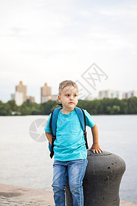 办公环境摆拍一个身穿蓝色 T 恤 背着背包的男孩 旅行 面部表现出自然的快乐情绪 不是来自大自然的摆拍照片内河青少年童年学生环境明信片男生公背景