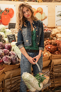 年轻妇女在超级超市购物杂货店水果价格商品销售市场大车女孩女士店铺图片