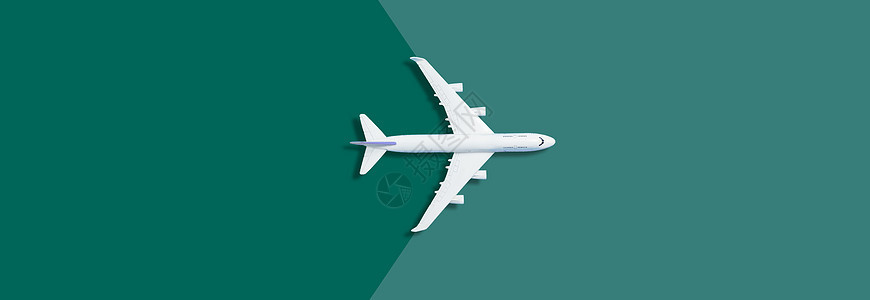 平面设计旅行构想 飞机在蓝色背景和复制空间的蓝底上绿色旅游商业天空桌子乘客剥皮航空公司空气假期图片