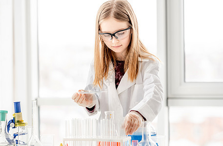 学化学课的女生实验测试化学家女孩女学生液体科学家玻璃化学品显微镜图片