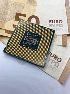 在EURO笔记上特写微处理器 有选择性地以前景为重点图片